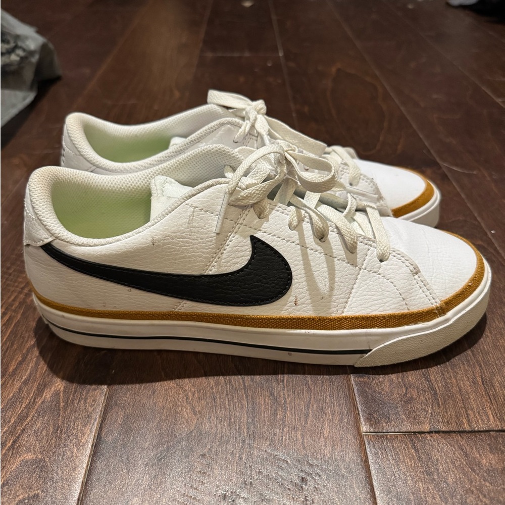 Nike Women’s Court Legacy
